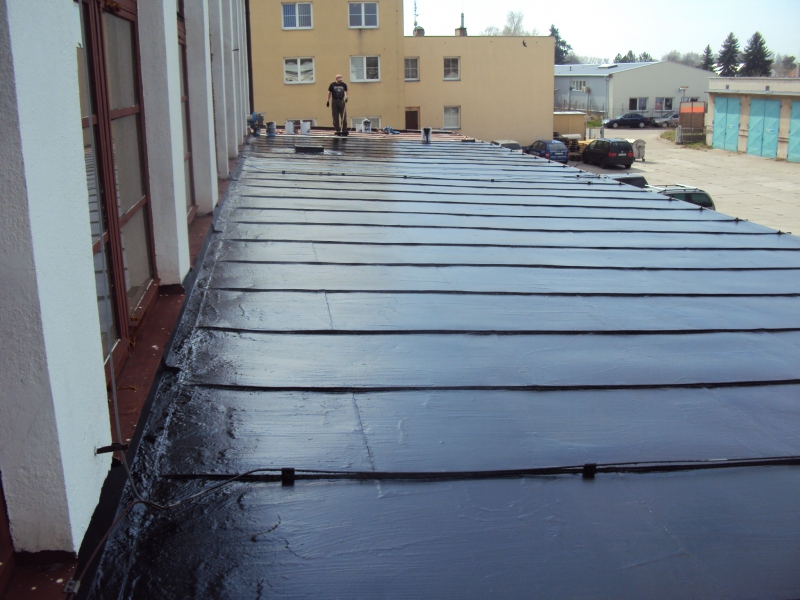 Renovační nátěr ploché asfaltové a plechové střechy