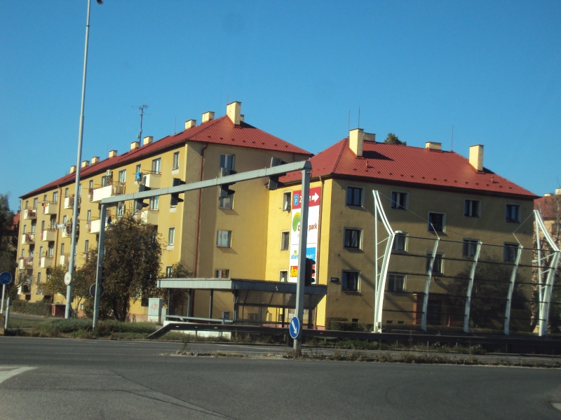 Renovační nátěr alukrytové střechy bytového domu v Hradci Králové