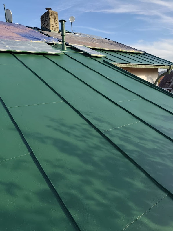 Renovační nátěr plechové střechy v Hradci Králové