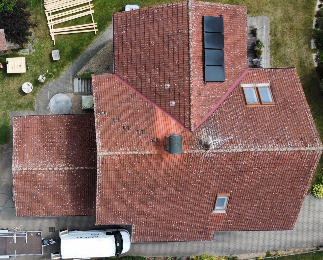 Renovační nátěr taškové střechy - před