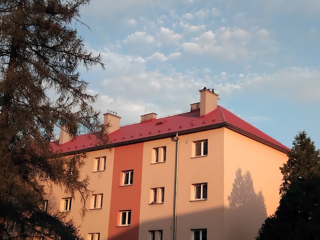 Renovační nátěr plechové střechy bytového domuv Hranicích na Moravě
