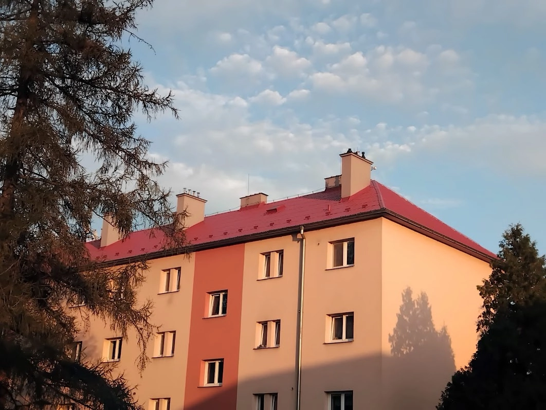 Renovační nátěr plechové střechy bytového domuv Hranicích na Moravě
