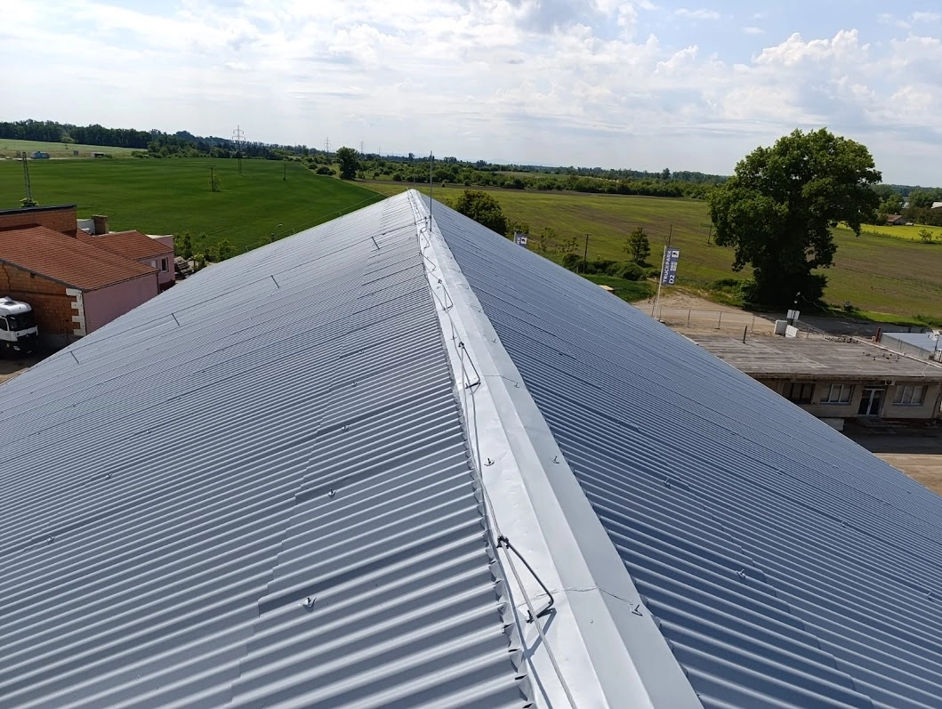 Renovační nátěr vlnité plechové střechy 520 m2
