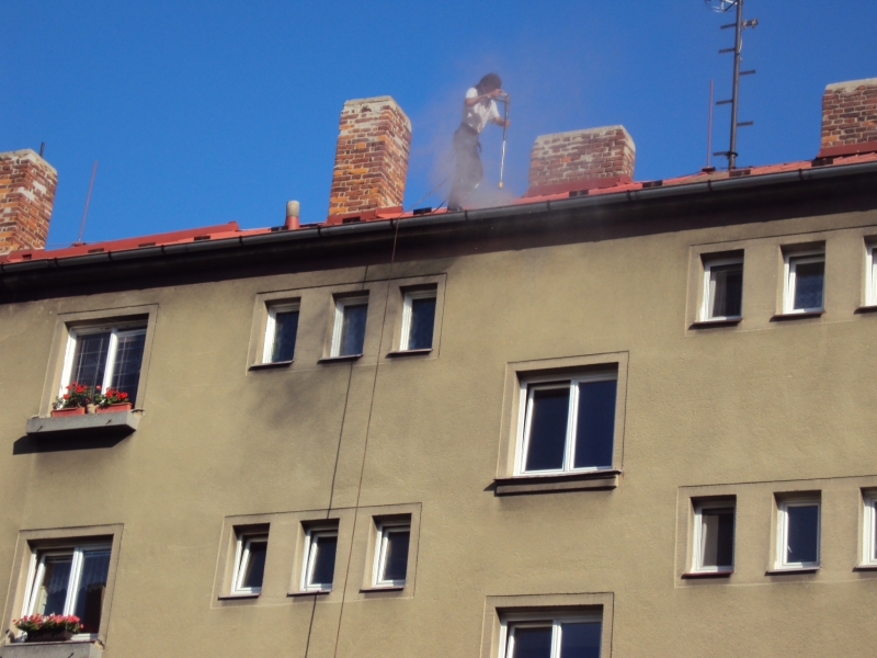 Nátěr alukrytové střechy bytového domu v Hradci Králové - Obrázek 1
