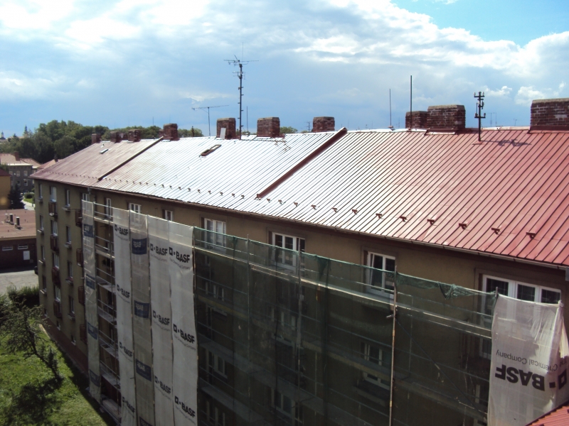 Nátěr alukrytové střechy bytového domu v Hradci Králové - Obrázek 10