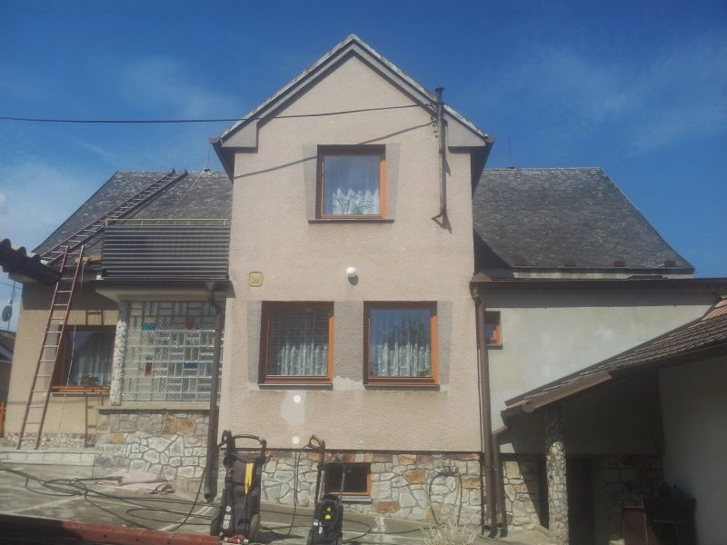 před realizací-Renovační nátěr eternitové střechy