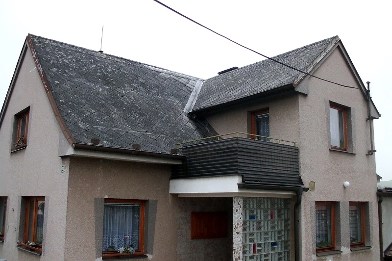 před realizací-Renovační nátěr eternitové střechy