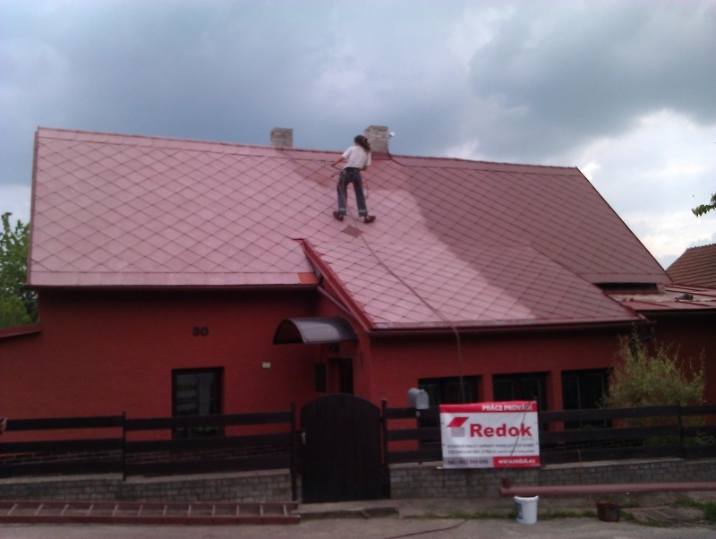 v průběhu-Renovační nátěr eternitové střechy