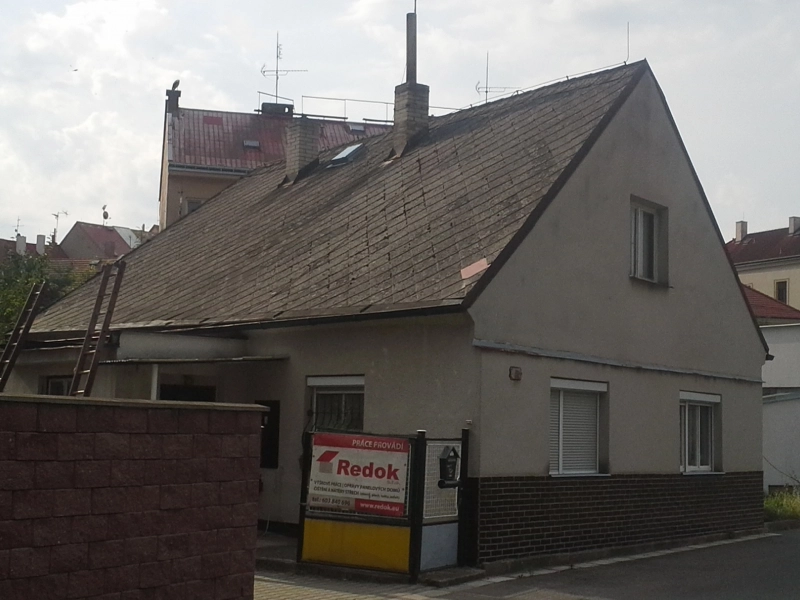 před realizací-Renovační nátěr eternitové střechy