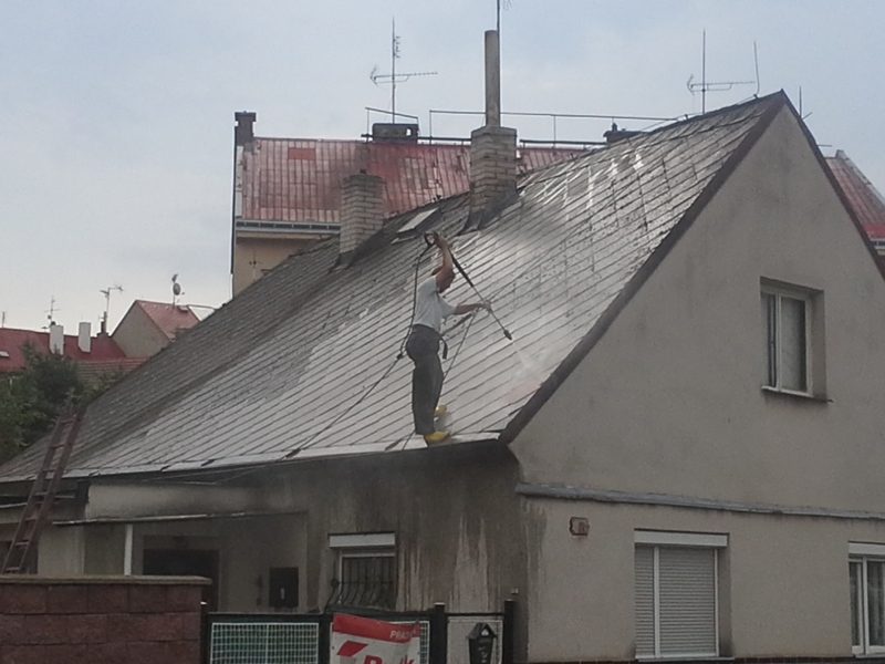 čištění střechy - Renovační nátěr eternitové střechy