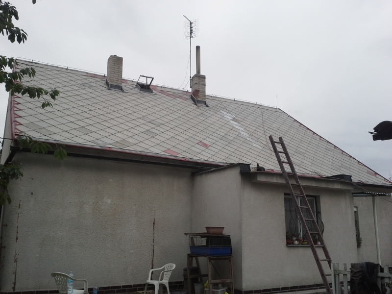 po očištění - Renovační nátěr eternitové střechy