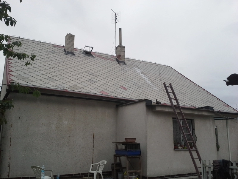 po očištění-Renovační nátěr eternitové střechy