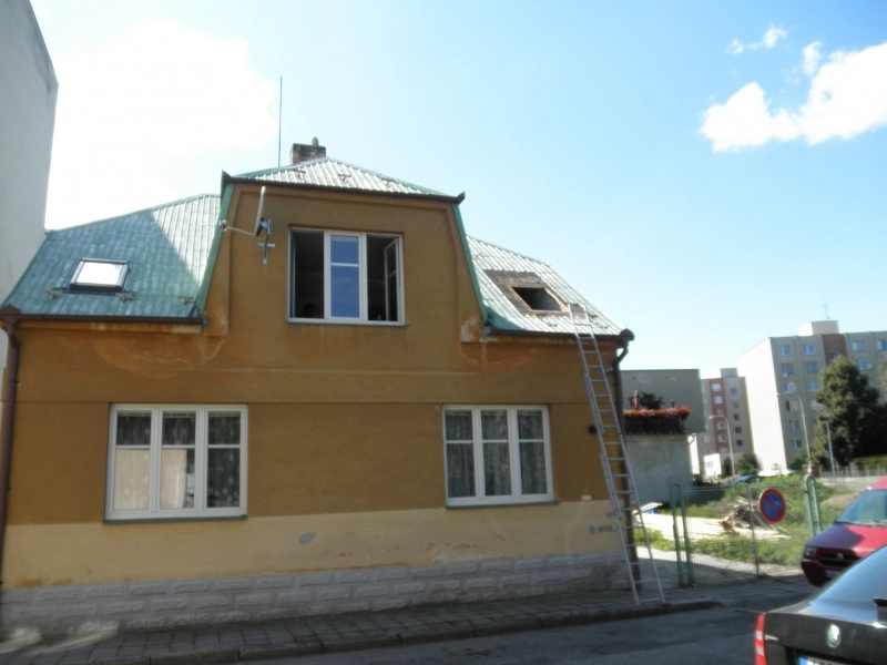 před realizací-Renovační nátěr alukrytové střechy