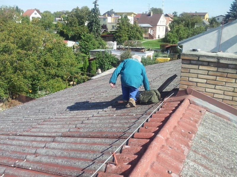 před realizací-Renovační nátěr vlnité eternitové střechy