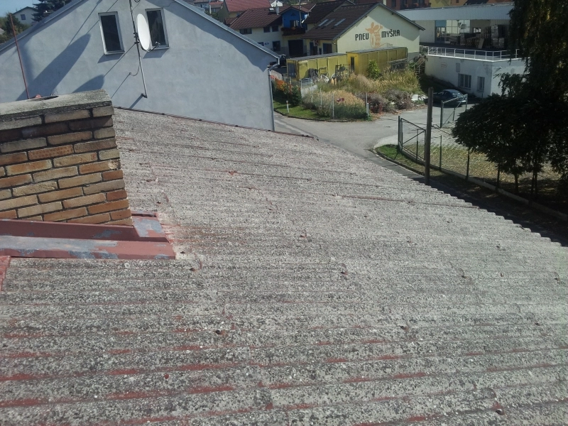 před realizací-Renovační nátěr vlnité eternitové střechy