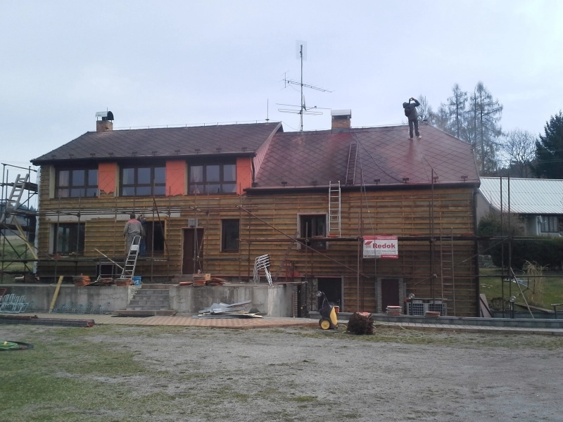 čištění střechy-Renovační nátěr eternitové střechy