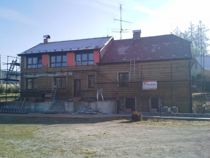 čištění střechy-Renovační nátěr eternitové střechy