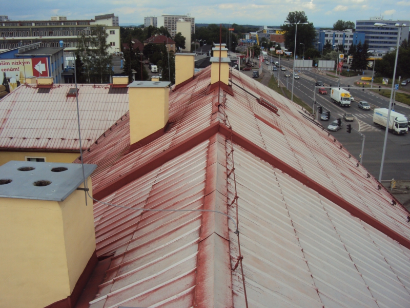 Renovační nátěr alukrytové střechy bytového domu v Hradci Králové - Obrázek 3