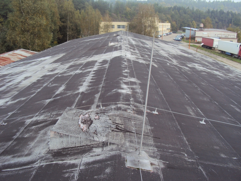 Renovační nátěr ploché asfaltové a&nbsp;plechové střechy - Zruč nad Sázavou - Obrázek 1