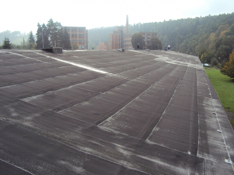 Renovační nátěr ploché asfaltové a&nbsp;plechové střechy - Zruč nad Sázavou - Obrázek 2