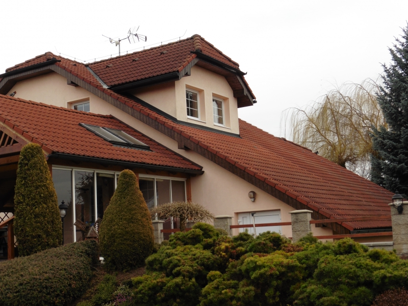 Renovační nátěr taškové střechy - Vliněves u Mělníka - Obrázek 3