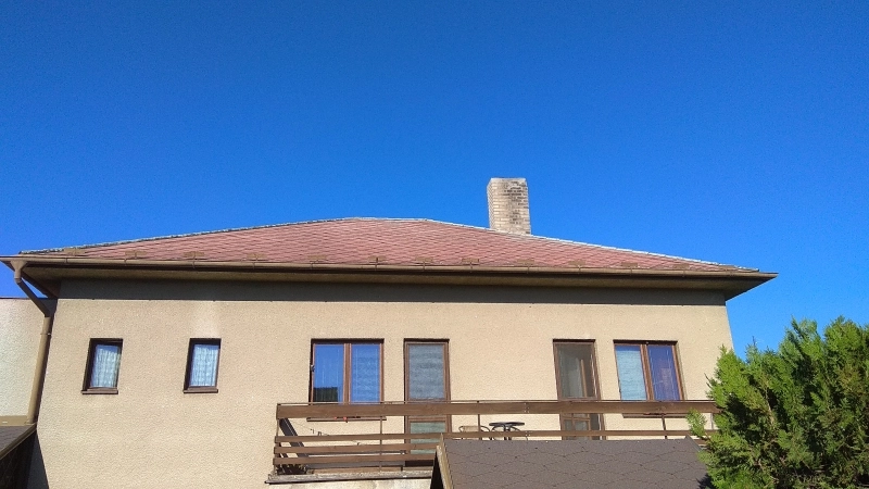 Před realizací-Renovační nátěr eternitové střechy