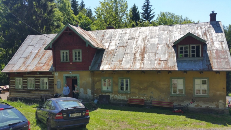 Renovační nátěr velmi zrezlé plechové střechy v Jizerských horách - Obrázek 1