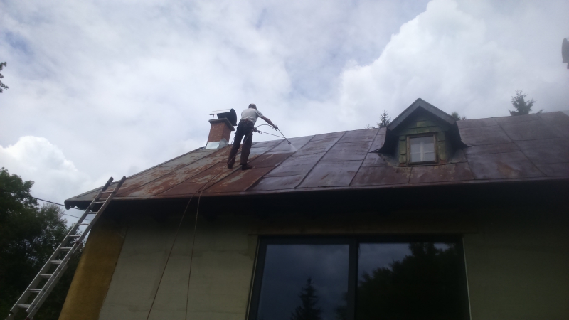 Renovační nátěr velmi zrezlé plechové střechy v Jizerských horách - Obrázek 6