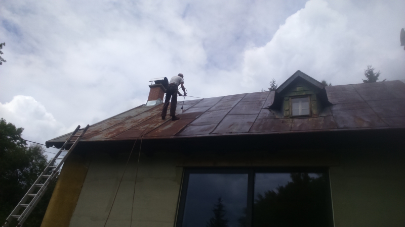 Renovační nátěr velmi zrezlé plechové střechy v Jizerských horách - Obrázek 7