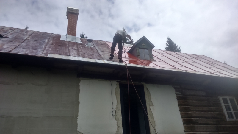 Renovační nátěr velmi zrezlé plechové střechy v Jizerských horách - Obrázek 8