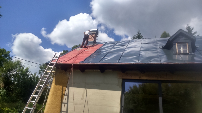 Renovační nátěr velmi zrezlé plechové střechy v Jizerských horách - Obrázek 9