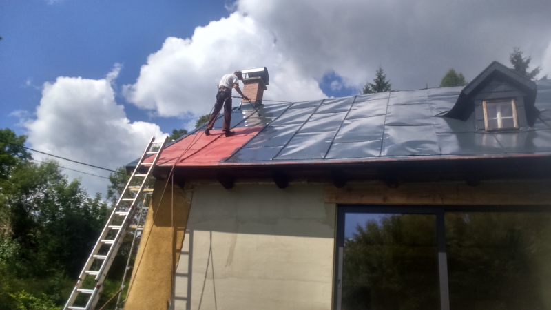 Renovační nátěr velmi zrezlé plechové střechy v Jizerských horách - Obrázek 10
