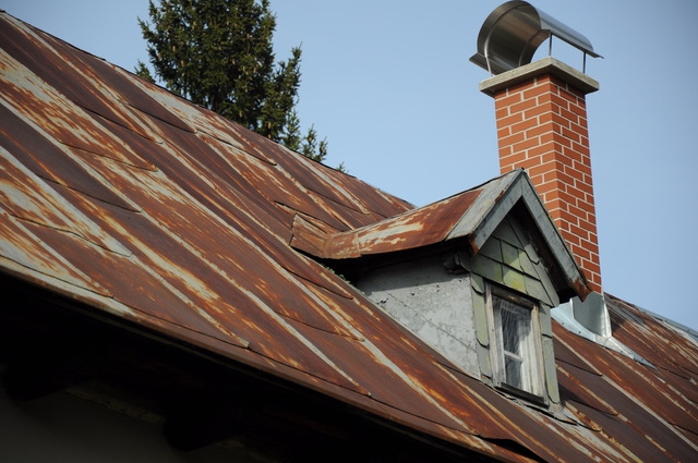 Renovační nátěr velmi zrezlé plechové střechy v Jizerských horách - Obrázek 3