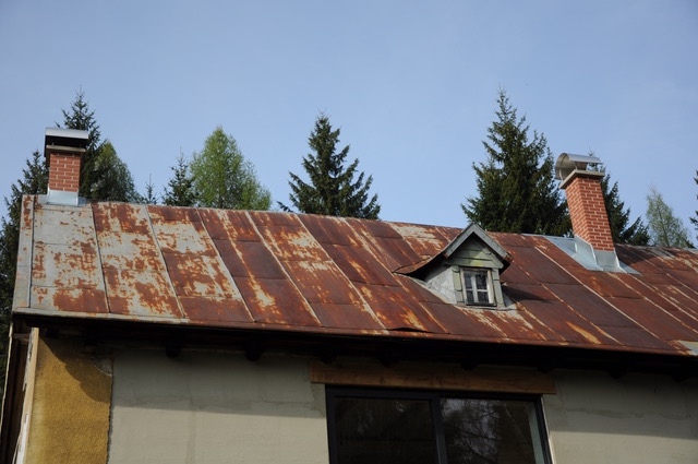 Renovační nátěr velmi zrezlé plechové střechy v Jizerských horách - Obrázek 4