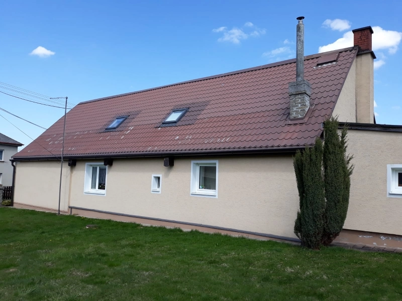 Nátěr povrchově upravené střechy (Lindab)