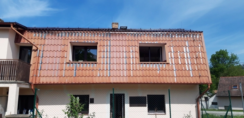Nátěr povrchově upravené střechy (Lindab)