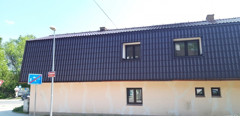 Nátěr povrchově upravené střechy (Lindab)