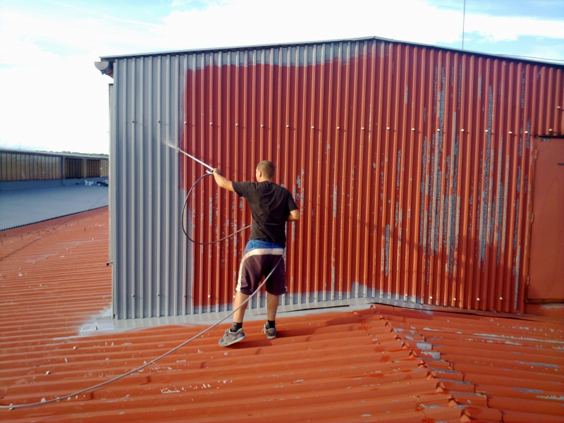 Nátěr plechových střech výrobních hal