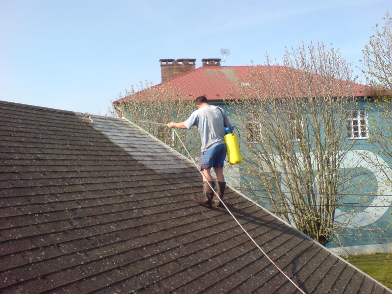 Očištění a ochranný nástřik asfaltové střechy - Obrázek 1