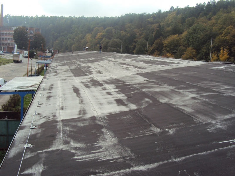 Renovační nátěr ploché asfaltové a plechové střechy - Obrázek 1