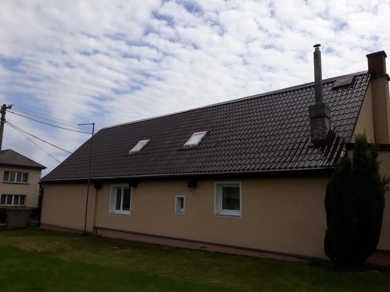 Nátěr povrchově upravené střechy (Lindab)