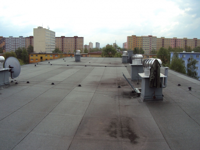 Renovační nátěr ploché asfaltové střechy - Obrázek 1