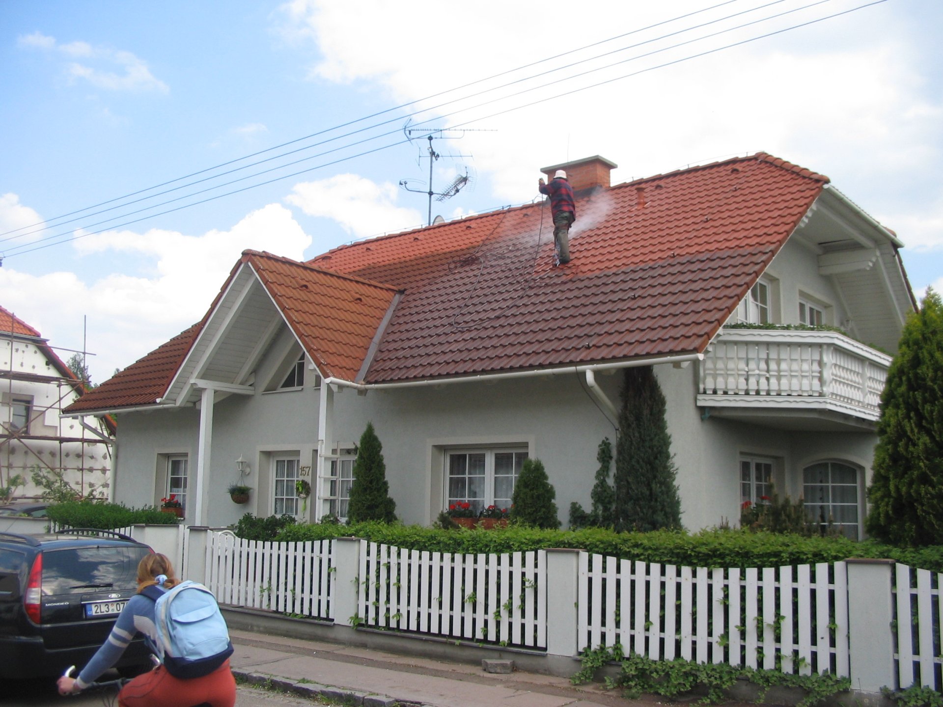 1. čištění střechy vysokotlakovou vodou
