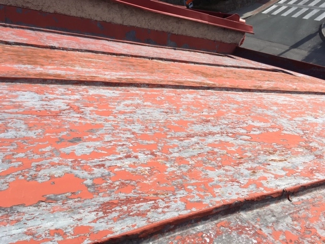 -Renovační nátěr plechové střechy