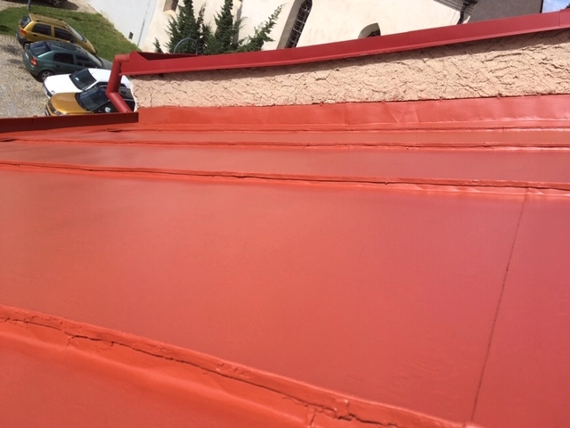 -Renovační nátěr plechové střechy