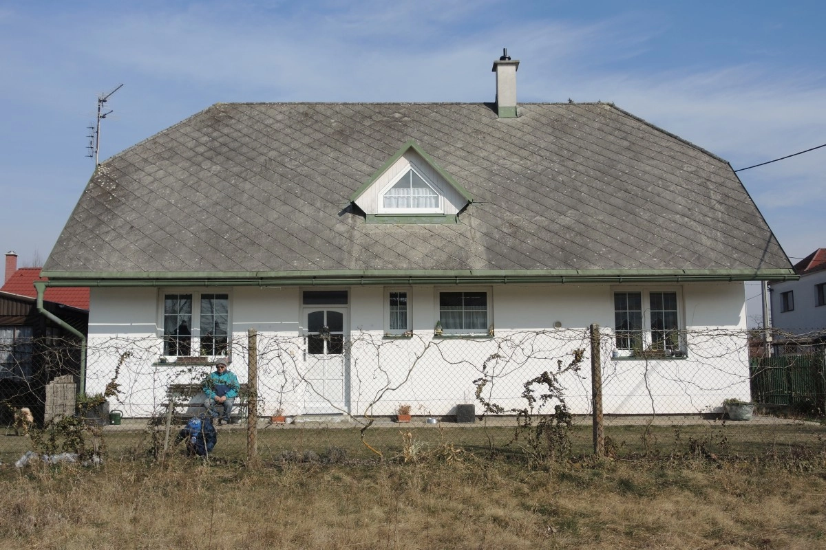 Renovační nátěr eternitové střechy - před