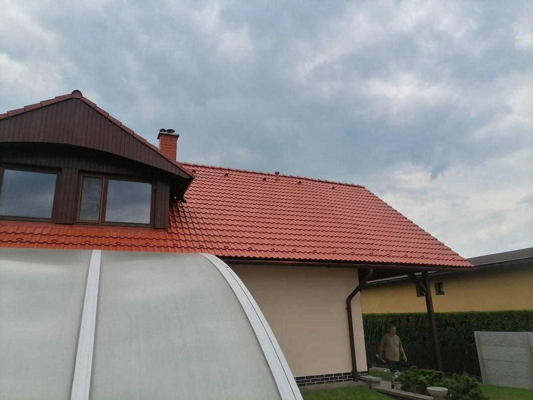 Renovační nátěr taškové střechy