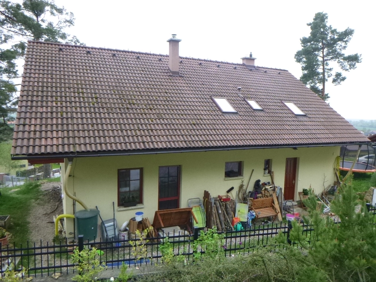 Renovační nátěr taškové střechy - před