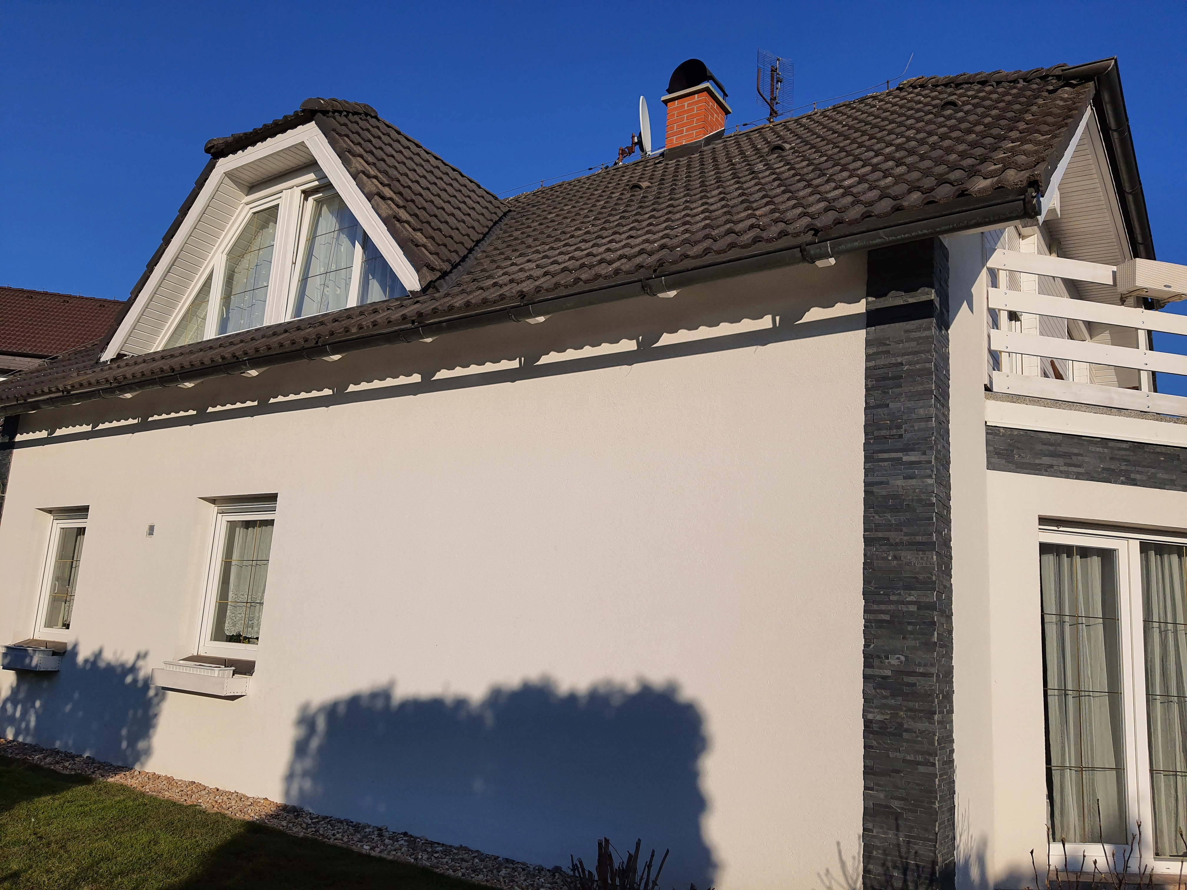 před realizací-Renovační nátěr taškové střechy