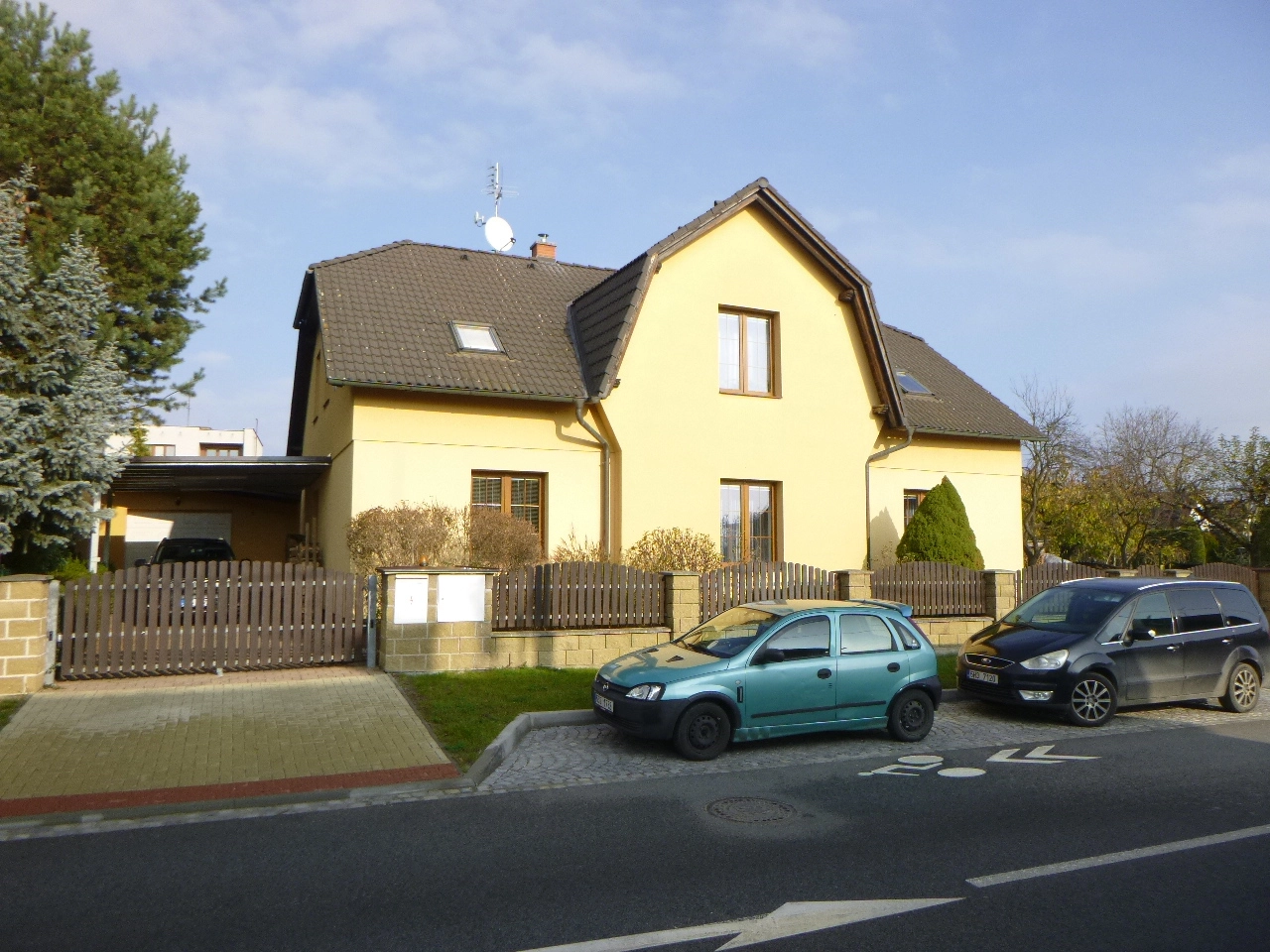 Renovační nátěr taškové střechy - před